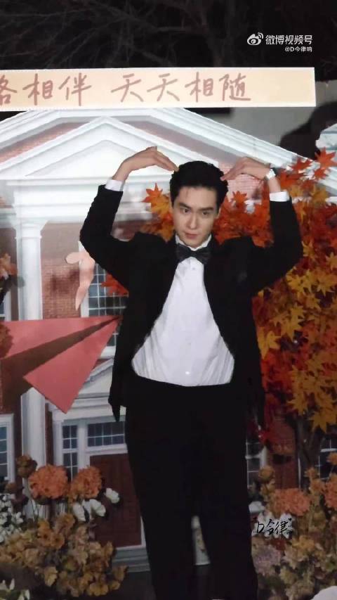 谁说胡一天不知道饭撒啊，分明是饭撒天才来的，比心都是随手就来啊！