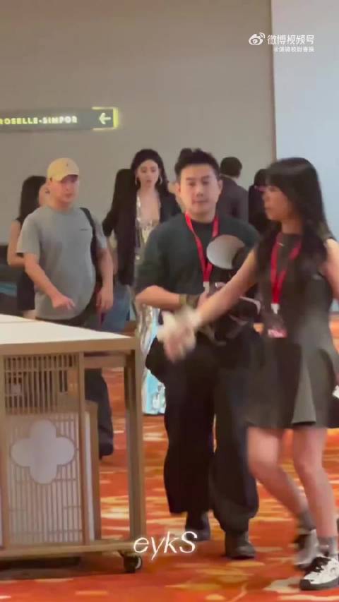 张天爱微博文化交流之夜路透，第一次去新加坡的小爱