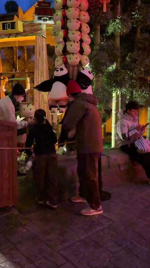 董子健携8岁女儿大福出游，身高已及父亲肩膀