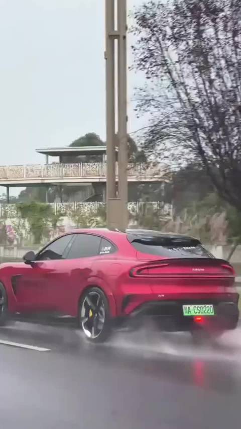 小米YU7行驶姿态获赞但存不足