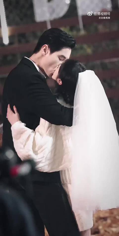 田曦薇和胡一天吻戏吻的好猛 感觉放到正片里会更好看