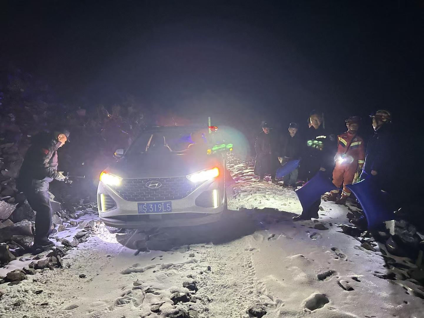 14名游客被困4300米雪山垭口 阿坝金川警方联合多部门深夜7小时雪地救援