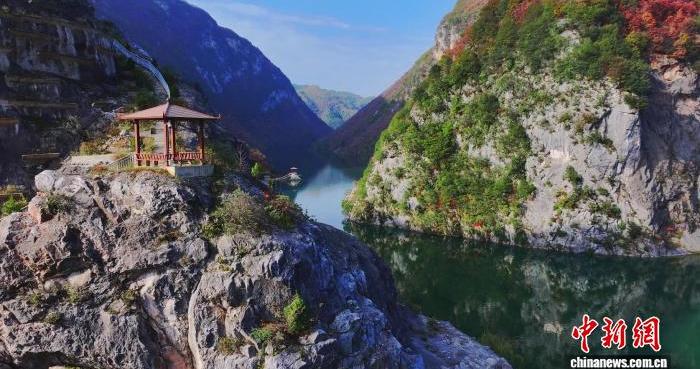 甘肃磨坝峡初冬层林尽染五彩斑斓