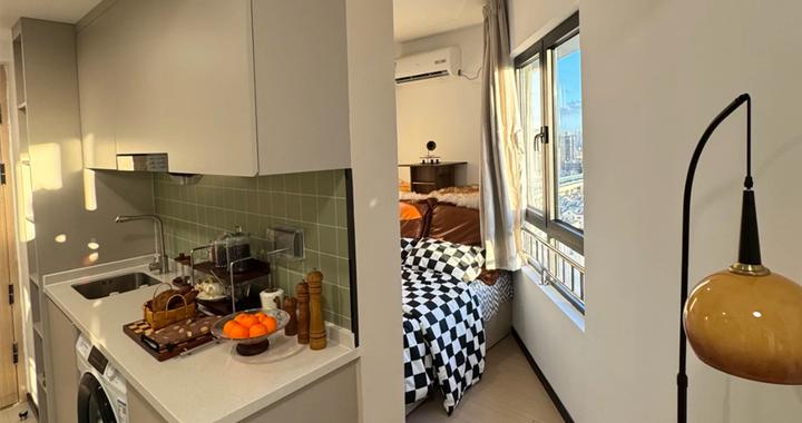 上海一男子15㎡“钻石形蜗居”火了：户型被斜墙侧切一半，真服了