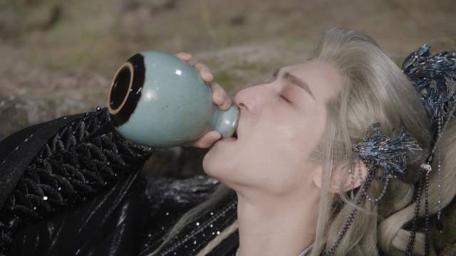 唐俪辞@罗云熙Leo 独自一人喝酒看着眼前池云@敖子逸 柳眼