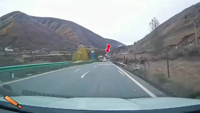 山路会车避让黑车尾随超车，视频车展示救命经验