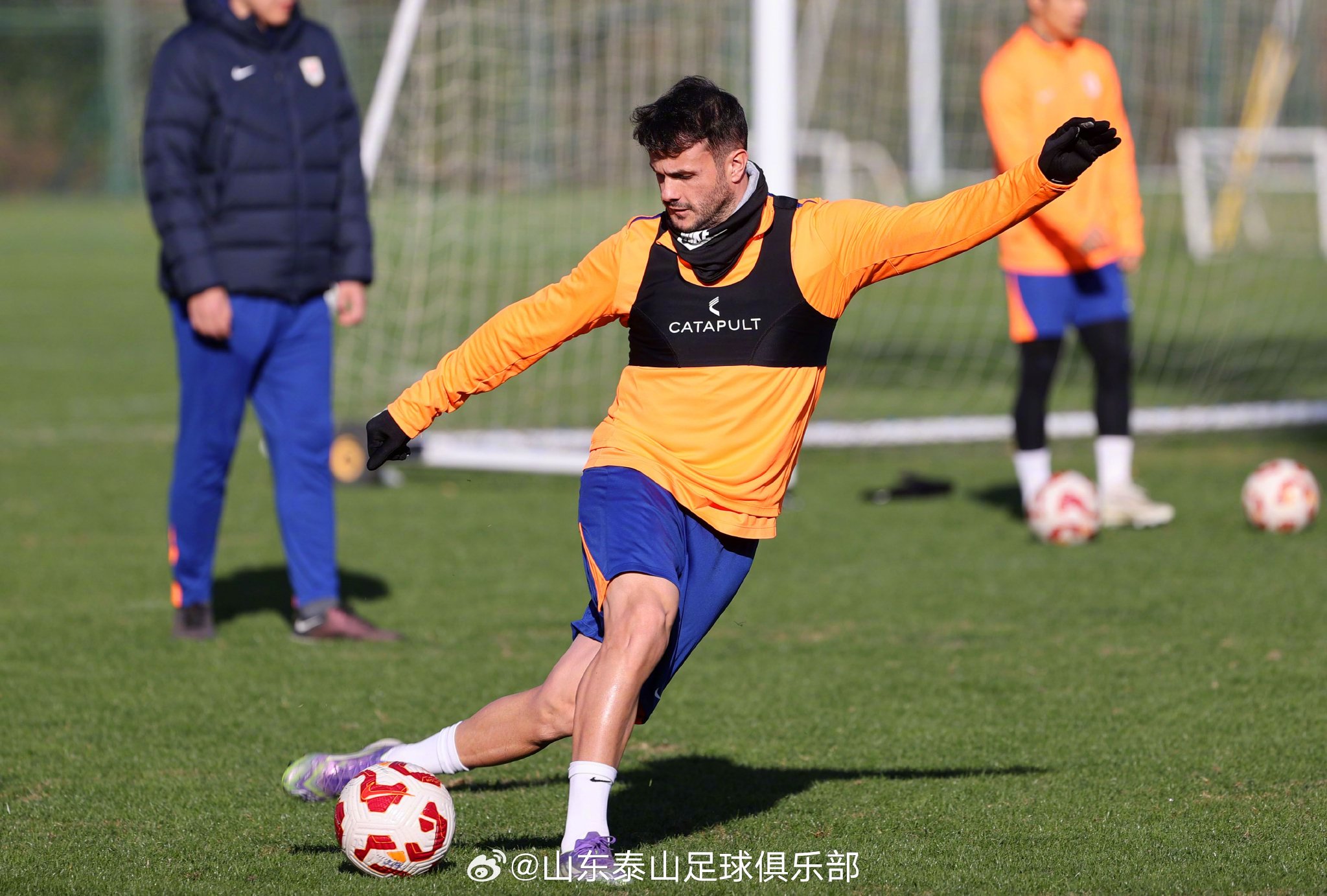 山东泰山队举行球迷开放日，百名球迷齐聚助威