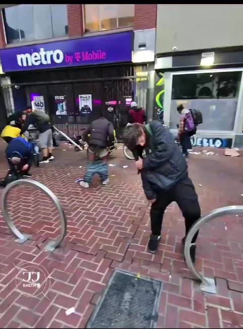 美国《行尸走肉》电视剧如果拍续集，都不需要请僵尸演员了，满大街都是