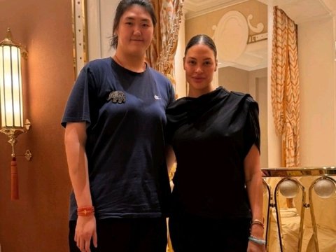坎贝奇合影张子宇，称其为宝贝妹妹，霸气女魔兽秒变邻家大姐姐