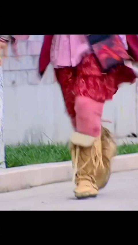 刘品言官宣得女，宝宝脸圆鼻高脚长