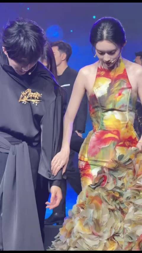 WeTV雅加达活动合影后，周翊然伸手扶孟子义下台阶，孟姐太美了