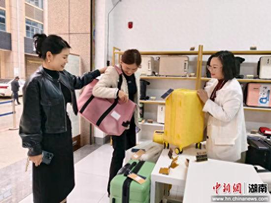 消费者正在街区选购箱包。刘文斌 摄