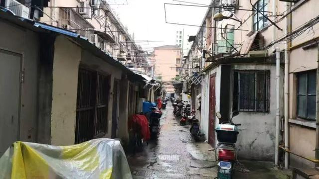 改造前的漕溪三村，整栋楼内没有卫生间，居民每天都要拎马桶去倒。徐汇区房管局 图