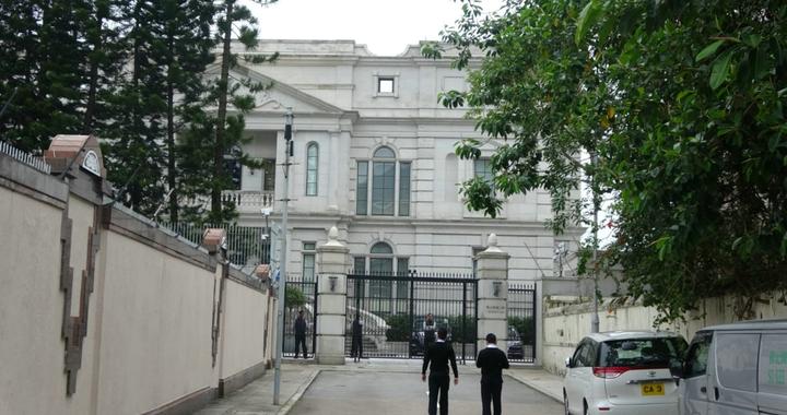 刘銮雄的豪宅，大门内侧停辆大众轿车，网友：不会是12缸帕萨特吧