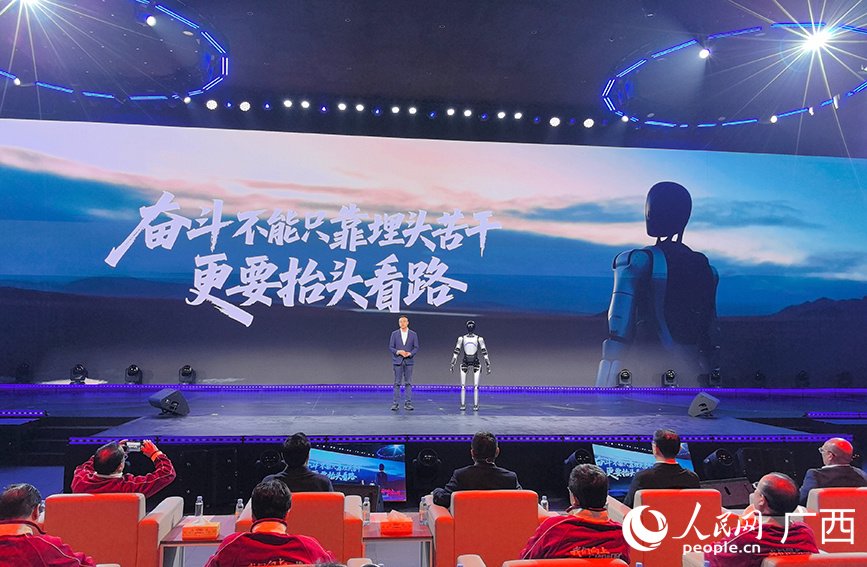 上汽通用五菱举行致敬奋斗者主题活动