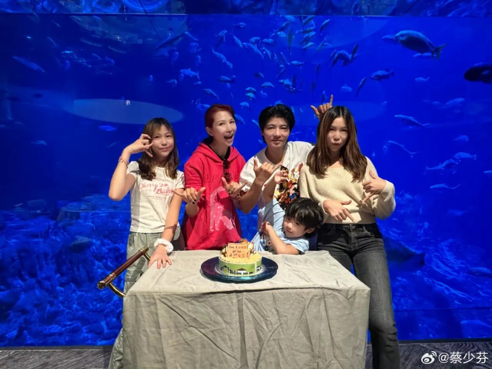 蔡少芬晒全家福为小儿子庆生，6岁鱼蛋像爸爸张晋，俩女儿像妈妈