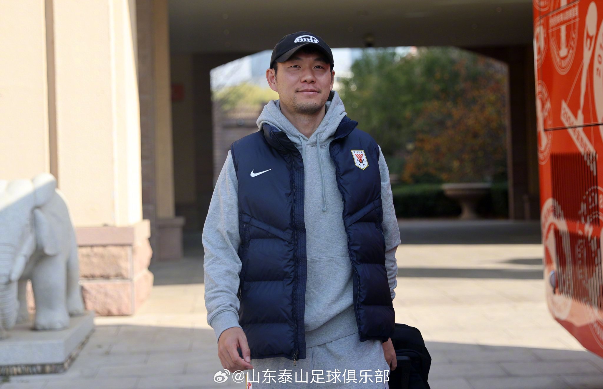 11月20日下午，山东泰山队启程前往武汉，准备与武汉三镇队的中超联赛收官战