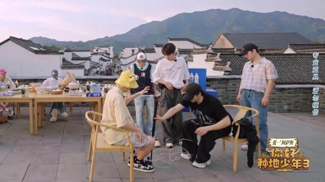 赵小童胸肌碎气球挑战赛现场惊呆众人