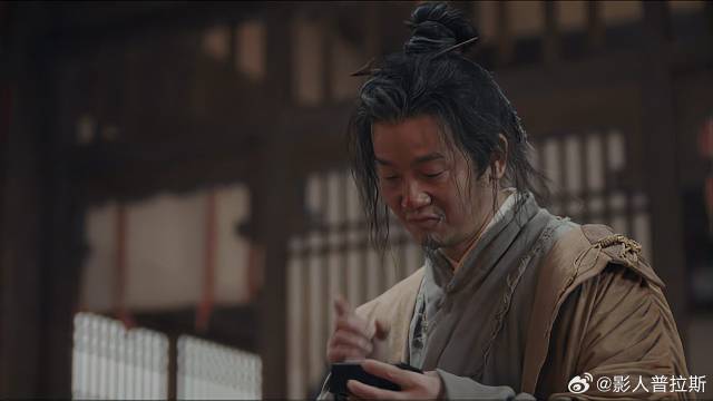 无名对证物犯难，哪料被老乞丐一语道破，这老乞丐不一般