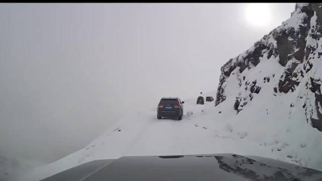 越野SUV山路打滑连撞，后车司机惊呼完了