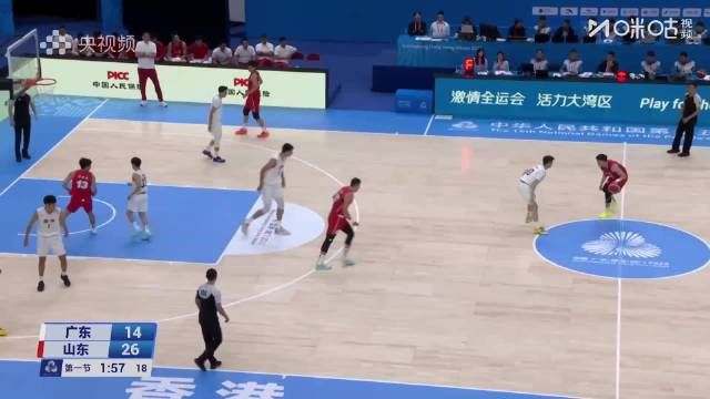 残暴！山东U22男篮2米10的马鑫鑫借队友助攻内线隔扣徐昕！