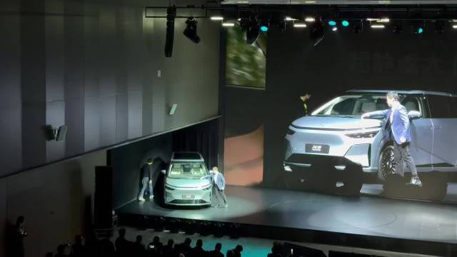 小鹏X9超级增程首发三排电动折叠，续航突破1600公里