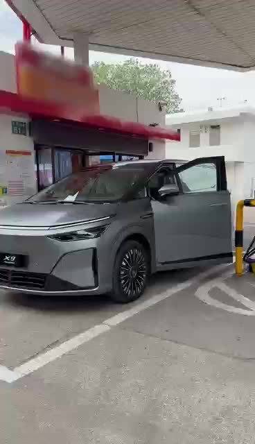 小鹏X9超级增程今晚上市，何小鹏加满首箱油奔赴发布会