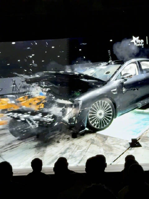 享界S9碰撞测试车门自动弹开，华为发布会展示安全性能