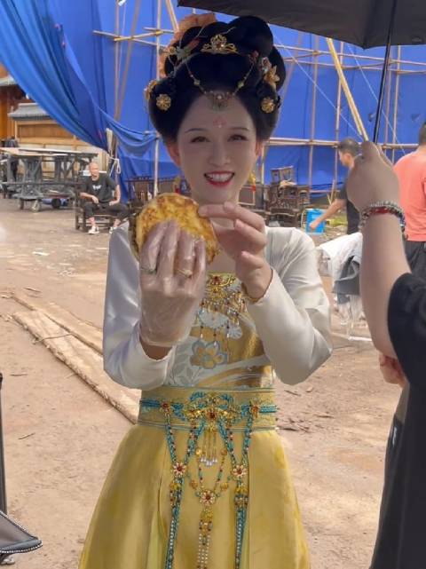 陈乔恩蹭宋茜司机肉夹馍开心不已