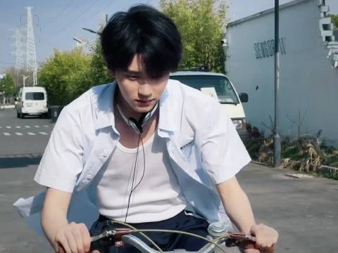 周翊然真的永远给人一种阳光大男孩的感觉，真的好爱这种风格的周翊然