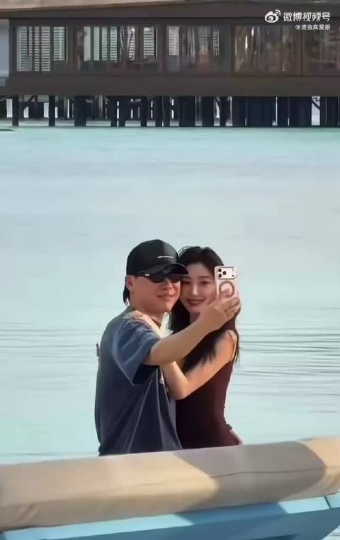 胡彦斌易梦玲马尔代夫接吻被拍，十月曾同看话剧