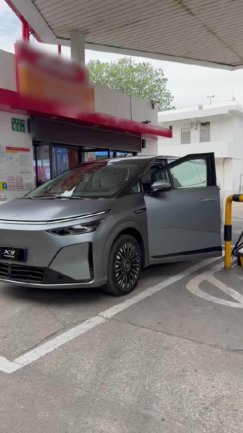 小鹏X9超级增程今晚上市，何小鹏亲自加油助阵