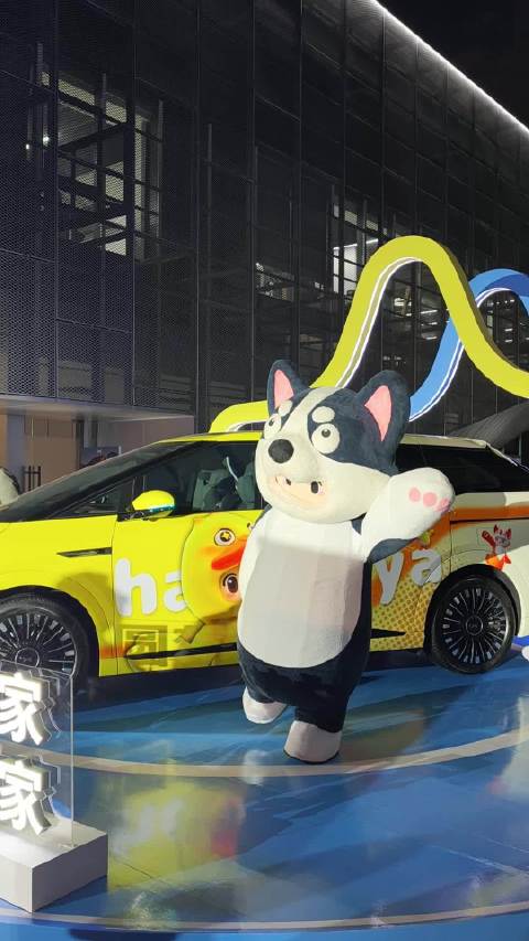 小鹏X9超级增程版竟然和元梦之星联合了，你们说这里面会不会是小鹏的机器人