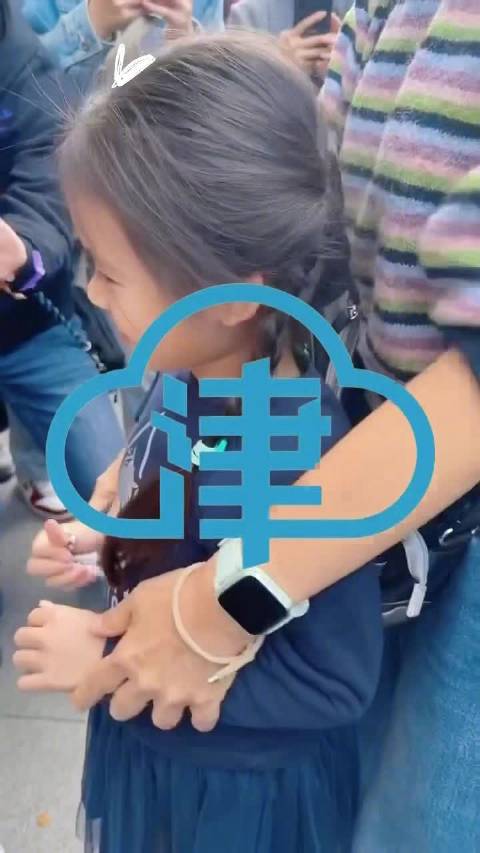 赵雅芝皮衣摇滚颠覆形象，小孙女献唱萌翻全场