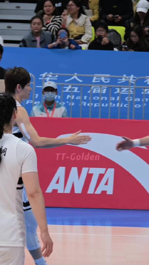 十五运赛场涌现多位女将，垒球徐洁羽毛球杜玥田径徐佳欢篮球五将亮相