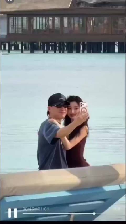 胡彦斌携母亲观看易梦玲话剧