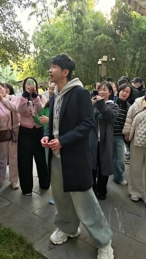 光良现身合肥包公园与歌迷合唱《童话》