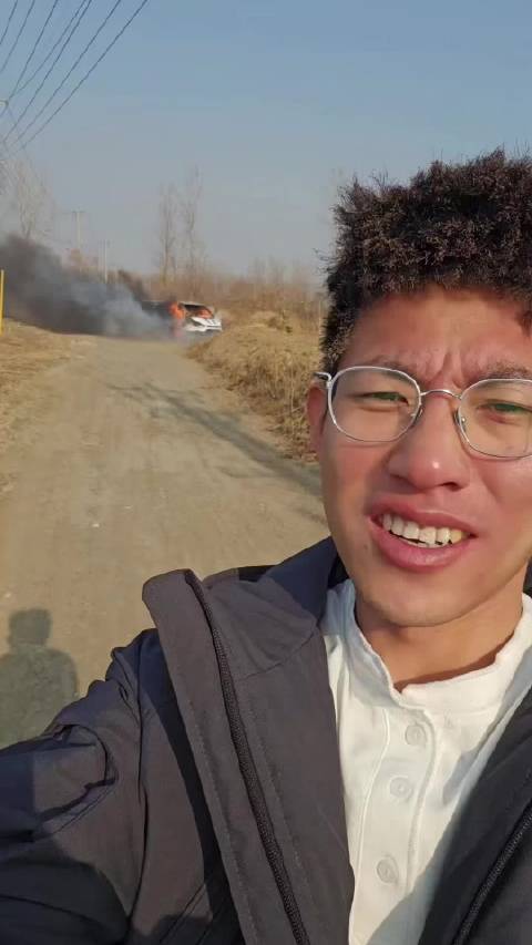 “没有买保险，车内还有3部手机”！小伙回乡上坟烧纸，把刚买1年的车烧成铁架