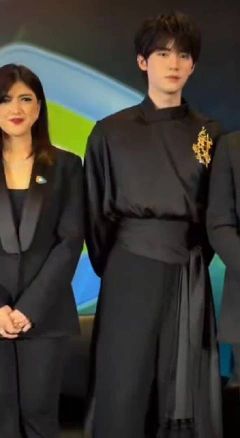 周翊然今日东南亚活动现场生图来了！超绝的一套新中式！帅成啥了啊啊啊啊！