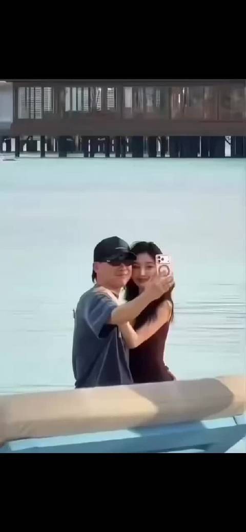 胡彦斌易梦玲马尔代夫接吻，恋情曝光