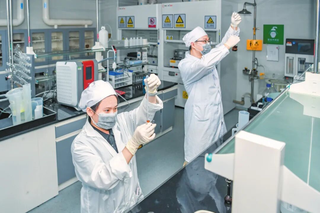 在海口国家高新区的海南天壮营养工程有限公司内，实验人员在进行实验操作。