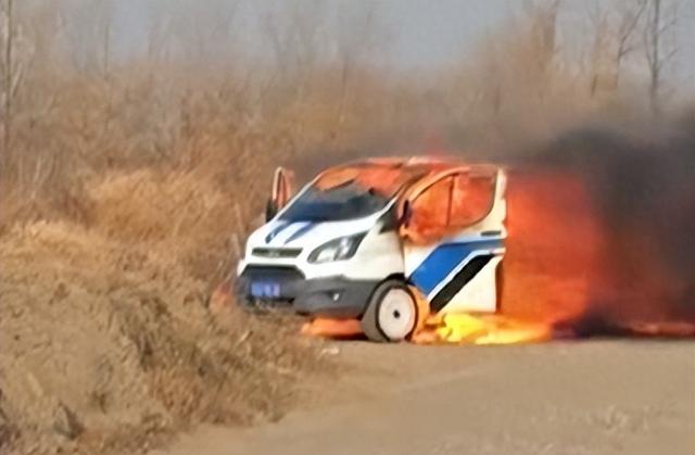 男子上坟烧纸时，不慎引燃自家车辆后淡定合影：为救小狗冲入火场，车价值约15万元，被烧毁仅剩铁架