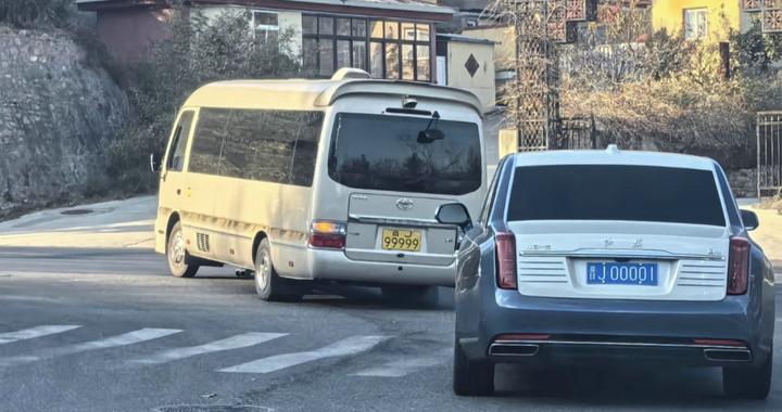 晋J00010开道，晋J99999跟随，晋J00001压阵，这车队不一般