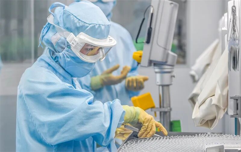 在位于海口药谷工业园的海南皇隆制药股份有限公司，工作人员正在生产线上忙碌着。海口市融媒体中心记者 康登淋 摄