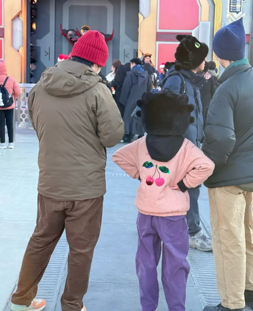 偶遇董子健和女儿去环球影城，8岁大福身高优越，长高到爸爸肩膀