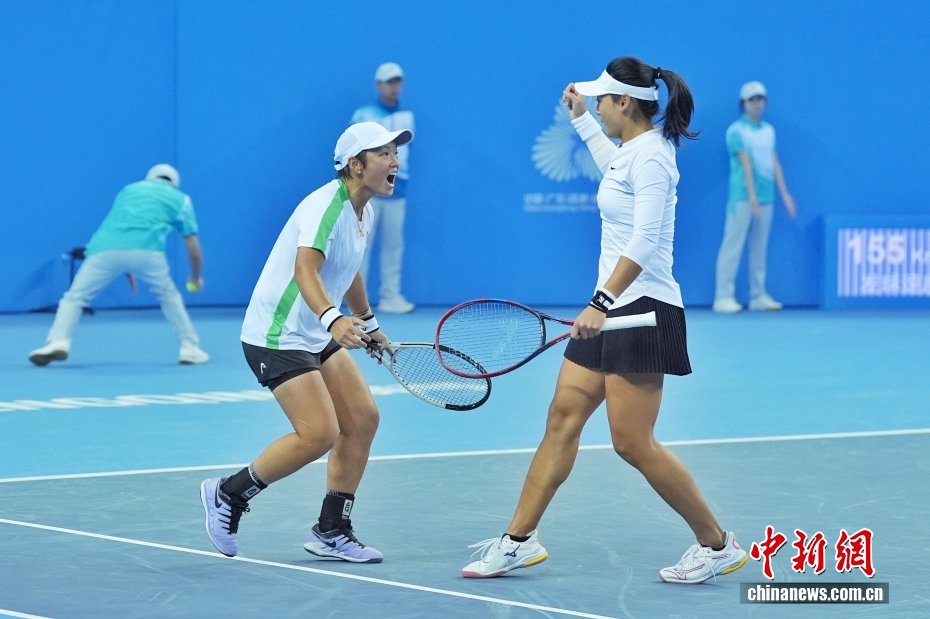 （粤港澳全运会）四川队选手王雅繁/蒋欣玗获网球女子双打冠军