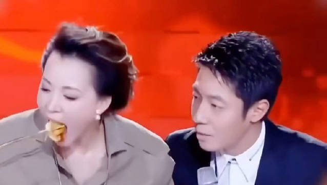 就算吃了一个蘸满芥末的饺子，董卿还是好优雅！
