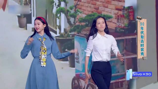 关晓彤韩雪一出场，俩大美女不相上下，简直不要太养眼了丨王牌