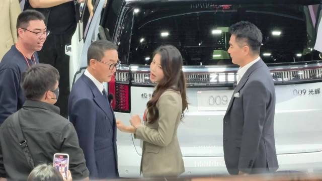 达康书记祁同伟现身极氪展台，参观极氪9X与009并合影