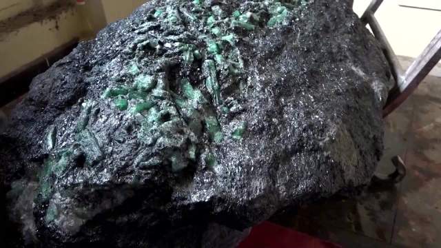 马达加斯加临时总统说，前总统似乎在官邸藏起来了一块300公斤左右的宝石